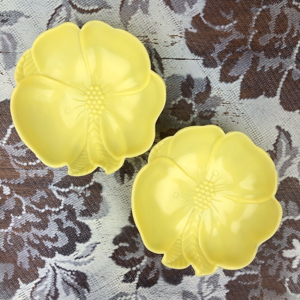 Vintage 50s Molded Plastic Floral Snack Salad Bowls  Yellow Hibiscus Flower 6”